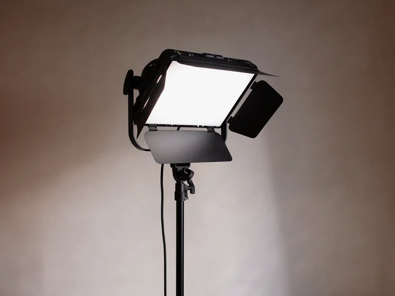 LED-Videolichtpanel mit Softbox-Diffusor auf einem Lichtstativ im kleinen Studio